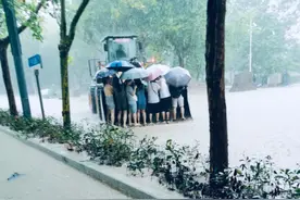 暴雨天气，挖掘机该注意什么？图片