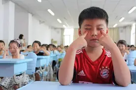 戴眼镜会加深孩子近视程度吗？发现孩子开始近视，当务之急是这个图片