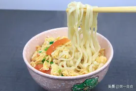 捞面条怎样做才最好吃？厨师长教你最简单好吃的做法，10分钟解决图片