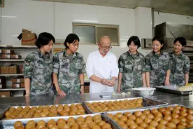 第71集团军王杰部队：女兵送上迷彩月饼，很特别！图片