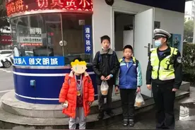 寒风冷雨里，6岁走失男孩独自在街头哭泣，两个“大哥哥”出现了图片