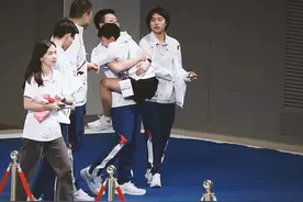 14岁全红婵成跳水队团宠！穿运动装挂师姐身上撒娇，乖宝宝样超萌图片