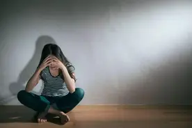 喜欢一个人真的会压着不说，忍着不联系吗？我给你一个答案图片