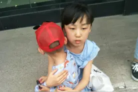 3岁男孩走失，10多岁的陌生小姐姐，怕他有危险一路跟随，并将他抱在怀中！阜阳街头的这张照片暖化人心图片