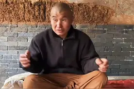 山西一座无门无窗无佛像的寺庙住着一个和尚，他伺候着85岁的病父图片