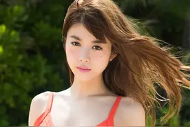 日本名模马场富美加海边泳装写真，展示性感又迷人的身体曲线图片