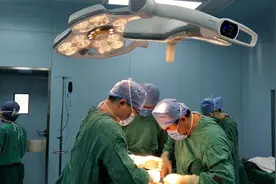 孕妇剖腹产下龙凤胎，护士正准备出去报喜，医生的行为让护士闭嘴图片
