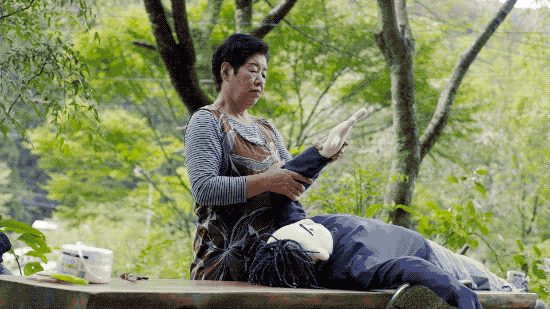 日本有个恐怖村庄，奶奶按照逝者原型做了300个人形，日夜陪自己