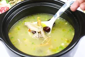 乳鸽汤怎么炖才好喝？教你正确的做法，汤浓味鲜又好喝图片
