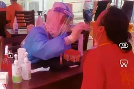 核酸采样时，厦门护士遇到孩子喊妈妈，瞬间湿了眼眶图片