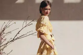 夏日穿鞋不要再选这3个颜色了，容易显脚黑，不洋气图片