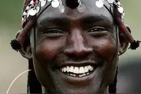 非洲人：中国人捐的衣服穿着很舒服很时尚，但衣服上的字啥意思？图片