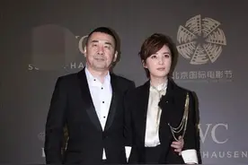44岁蒋勤勤也老了，一身西装半透裙亮相，抬起下巴满是青筋显老态图片
