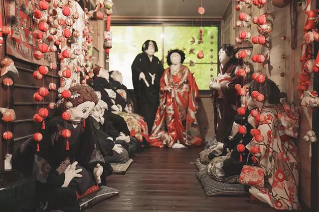 日本有个恐怖村庄，奶奶按照逝者原型做了300个人形，日夜陪自己