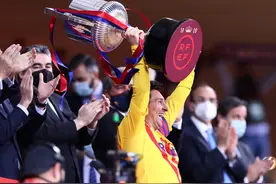 梅西一个人霸气捧杯！赛后当选MVP，书写4大历史，皇马官方祝贺图片