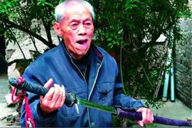 抗战老兵缴获一日本军刀，日本出3000万欲买回，直接被老人拒绝图片