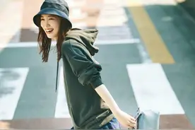 半身褶裙照着这4种搭配，做秋天最美的风景图片