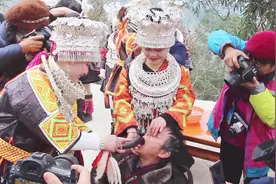 这是啥活动真热闹，进寨门就被美女捏住鼻子喝酒，一口就是一牛角视频封面