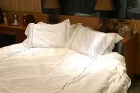 睡觉时，床头上不能放哪些东西？容易毁睡眠，失眠的人应重视图片