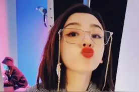宋祖儿戴“老花眼镜”，嘟嘴卖萌四连拍，超级可爱！图片