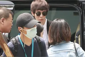 郭敬明戴墨镜帅气直视镜头 霸气十足图片