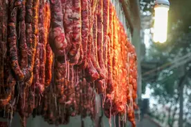 冰箱中放了一年的腊肉香肠，还能不能吃？还好知道得早，长学问了图片