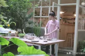 江疏影的别墅大有院子，光脚在家看投屏电影，不排斥当全职太太图片