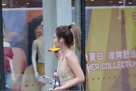郑州街拍 二七广场偶遇短裙金发女 时尚靓丽图片