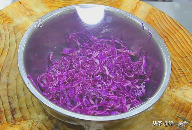 凉拌紫甘蓝，厨师长教你家常做法，清脆爽口解腻，色泽鲜亮