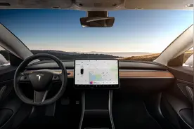 特斯拉回应：新车扶手箱内 USB 接口仅可充电，不再支持数据传输图片