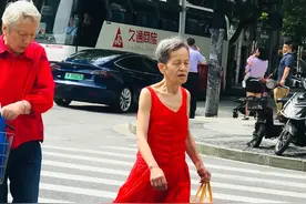 上海6、70岁阿婆真讲究，夏天穿裙子不露大腿，比故意扮嫩更好看图片