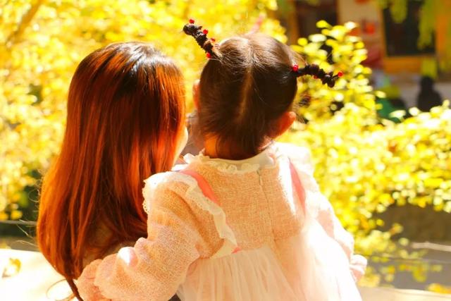 秋风吻尽银杏叶，艳遇醉美帽子峰