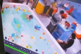 男婴泳池溺水三分钟竟无人发现，家长索赔150万再上热搜图片