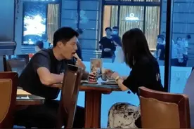 王子文与男友约会，在街头牵手搂腰好黏人，34岁瘦出A4腰惹人羡图片