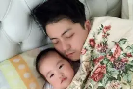 爸爸带娃睡觉，一觉醒来娃“丢了”，放大爸爸的表情细节，很真实图片