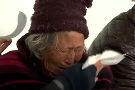 5个舅舅不养外婆，愤怒的外甥与舅舅大打出手，最后怎么解决的？图片