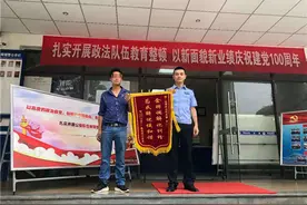 女子连买两个“生”榴莲到水果摊维权 民警耐心化纠纷图片