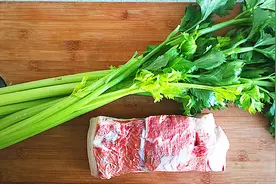 芹菜肉丝，王小闹的家常做法，滑嫩香脆，就着大馒头，好吃又下饭视频封面