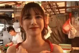 最美“卖鱼西施”火了！大爷都不敢直视，网友：生意能不好吗图片