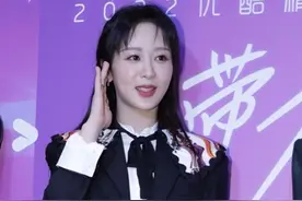 女星红毯生图比美：杨紫浮肿僵硬，热依扎泛油光，热巴“杀”疯了图片