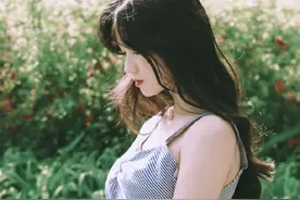 金惠允，穿着裙子压马路的甜心女孩图片