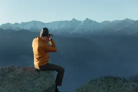存钱和不存钱的人，中年以后过不一样的人生图片