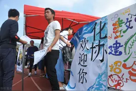 嚣张学姐身后是现实的底层逻辑：管事用恶人，他们给点权力就泛滥图片