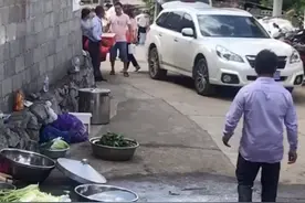 广西男子上门提亲，女方父亲洗干净手接礼物，网友：细节让人感动图片