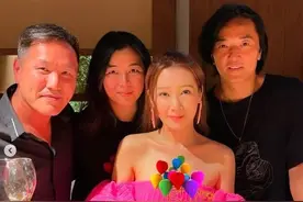 郑伊健夫妇参加聚会，49岁蒙嘉慧眼眶凹陷，比小7岁关心妍老太多图片