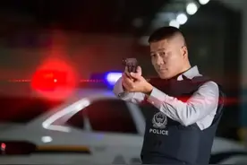 民警化装成保安，日夜蹲守，惊险抓获持枪绑匪图片