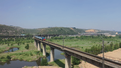 “蓝狮”拉万吨，全球首台最大功率电力机车“神 24”上线运行图片