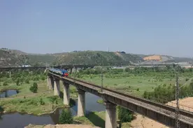 “蓝狮”拉万吨，全球首台最大功率电力机车“神 24”上线运行图片