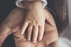 美国一女子婚外情怀孕，丈夫苦盼得子，婴儿诞生后丈夫脸都绿了图片