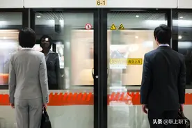 35岁高收入的大龄未婚女人和25岁的处女，男人会选择娶哪个？图片